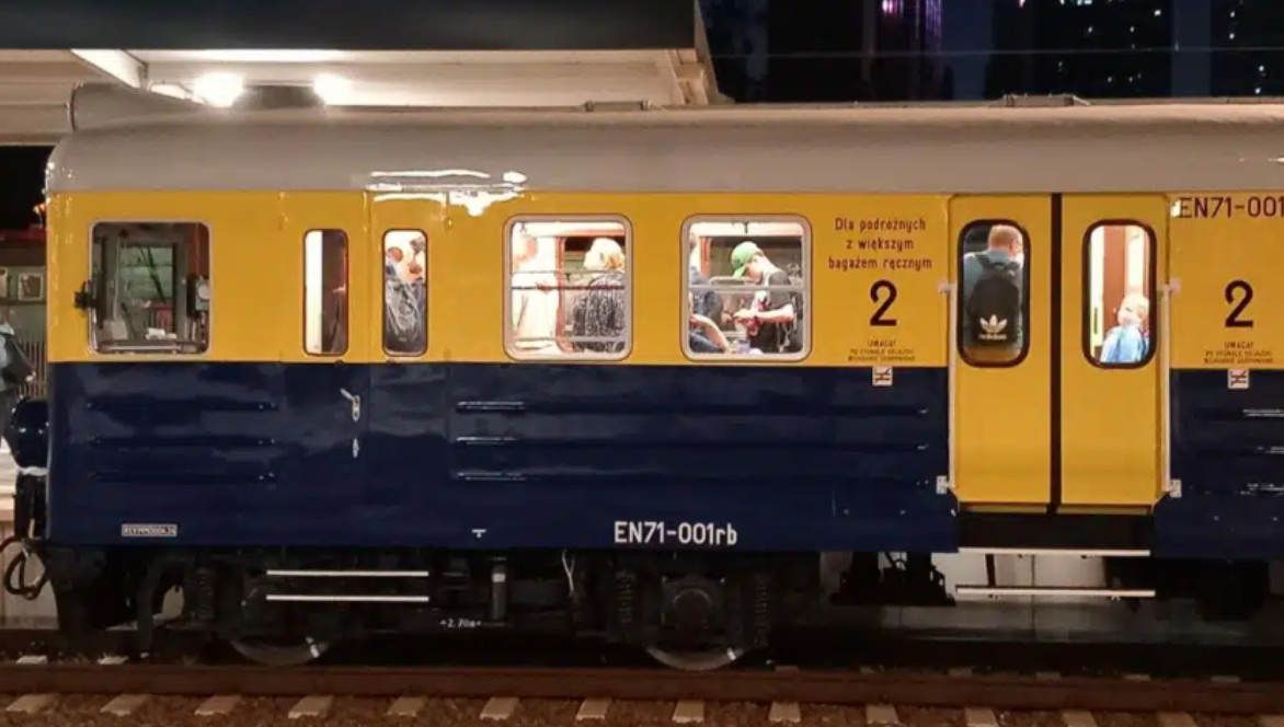 Polregio EN71-001 - naprawa w poziomie P4 wraz z historycznym malowaniem