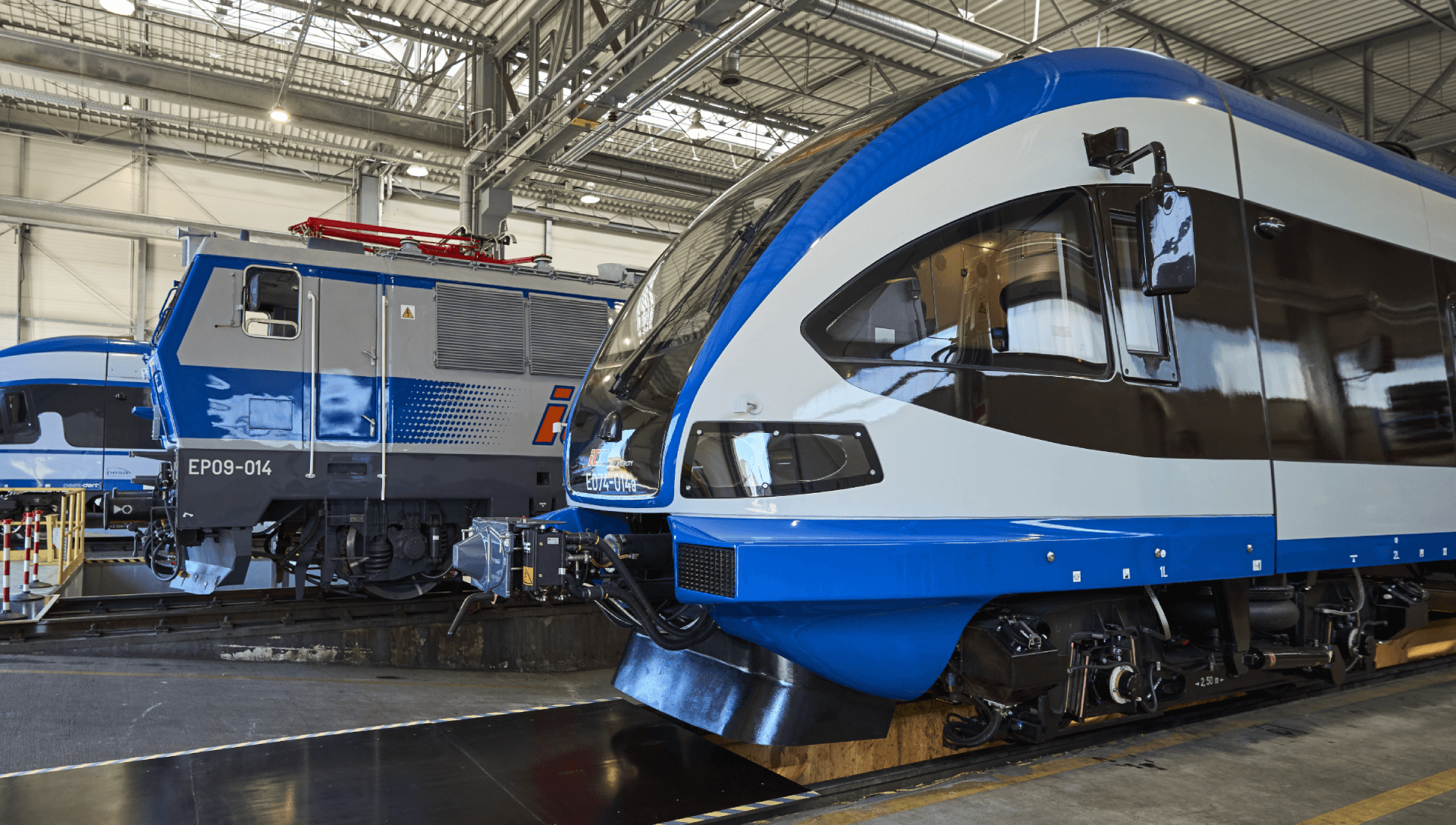 pociąg stacja kolejowa peron